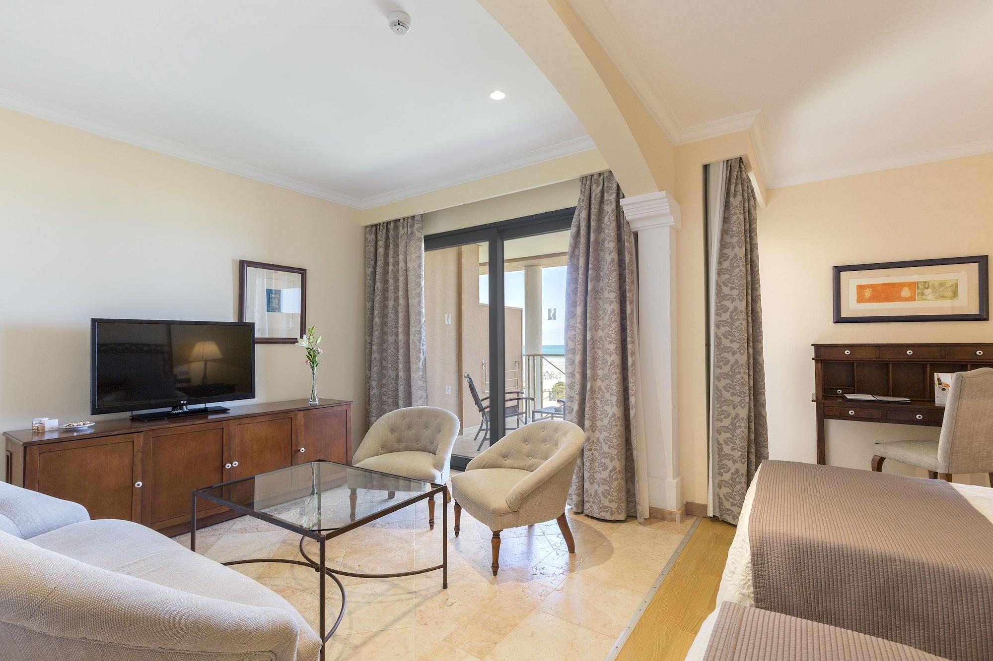 Hipotels Barrosa Palace & Spa Chiclana de la Frontera Exterior photo A room at the hotel