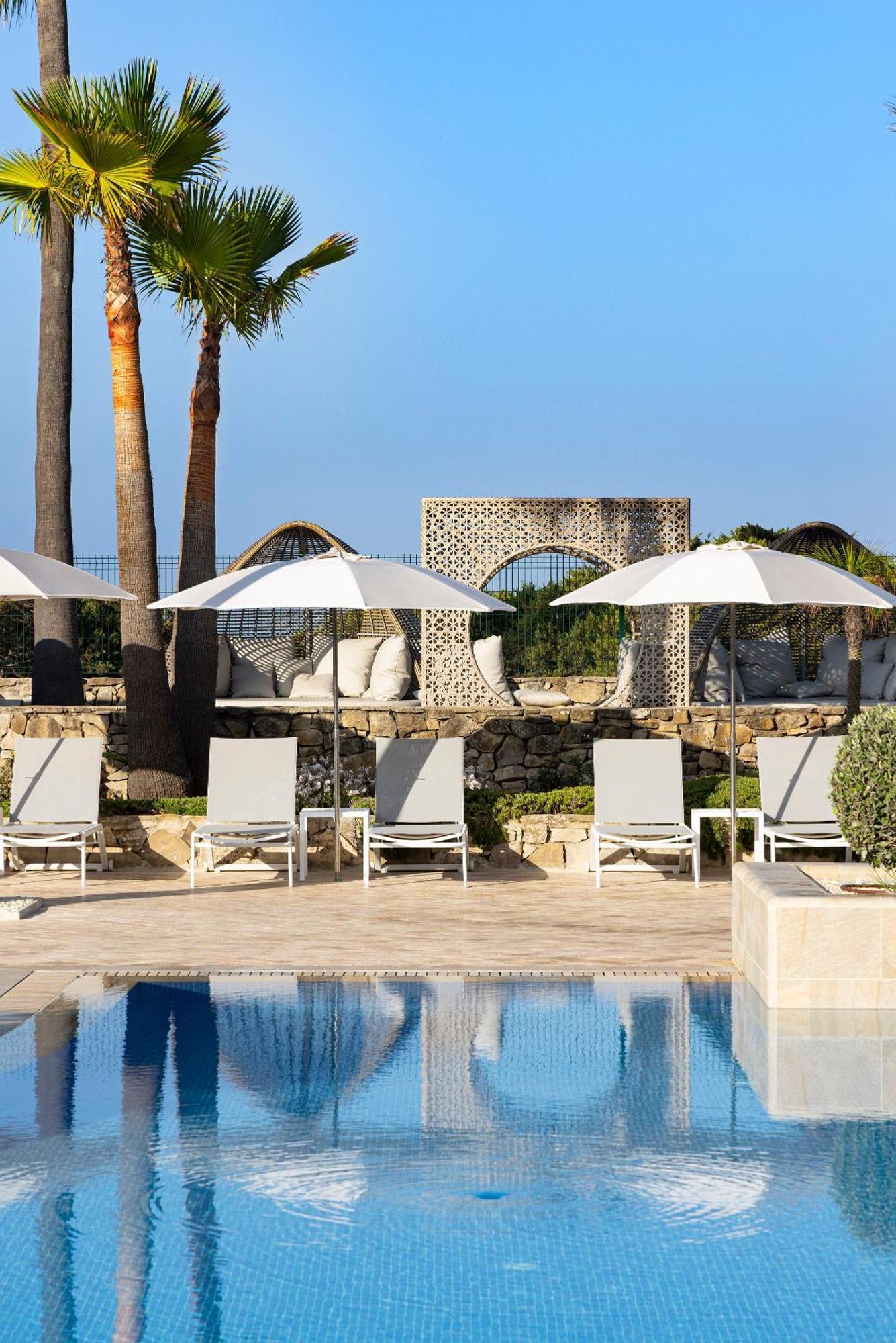 Hipotels Barrosa Palace & Spa Chiclana de la Frontera Exterior photo The pool at the Phoenicia