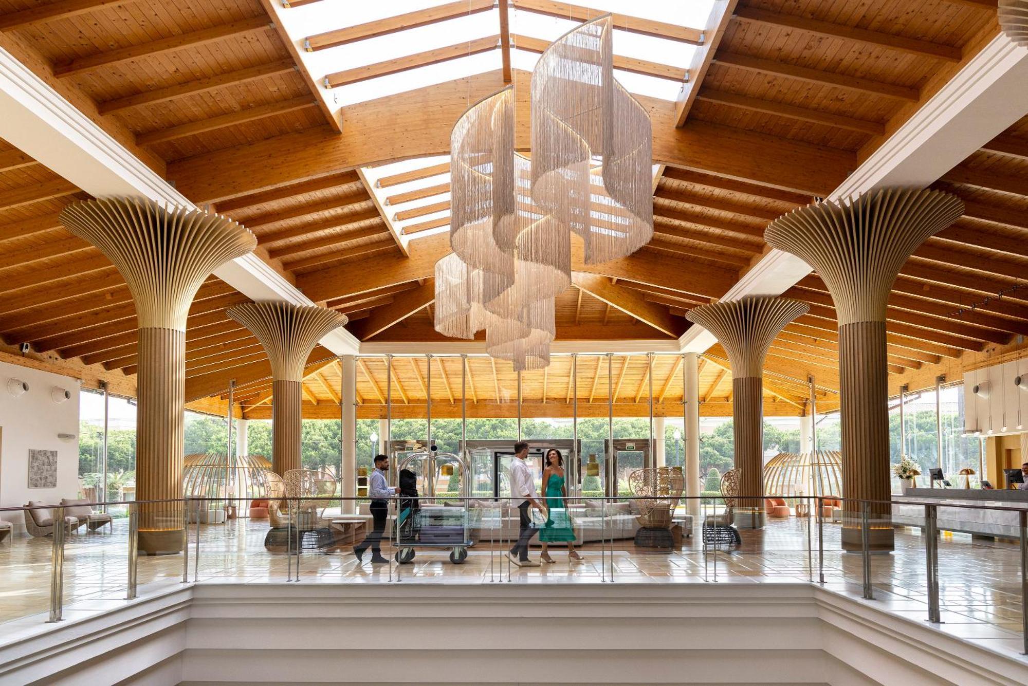 Hipotels Barrosa Palace & Spa Chiclana de la Frontera Exterior photo Interior of the terminal