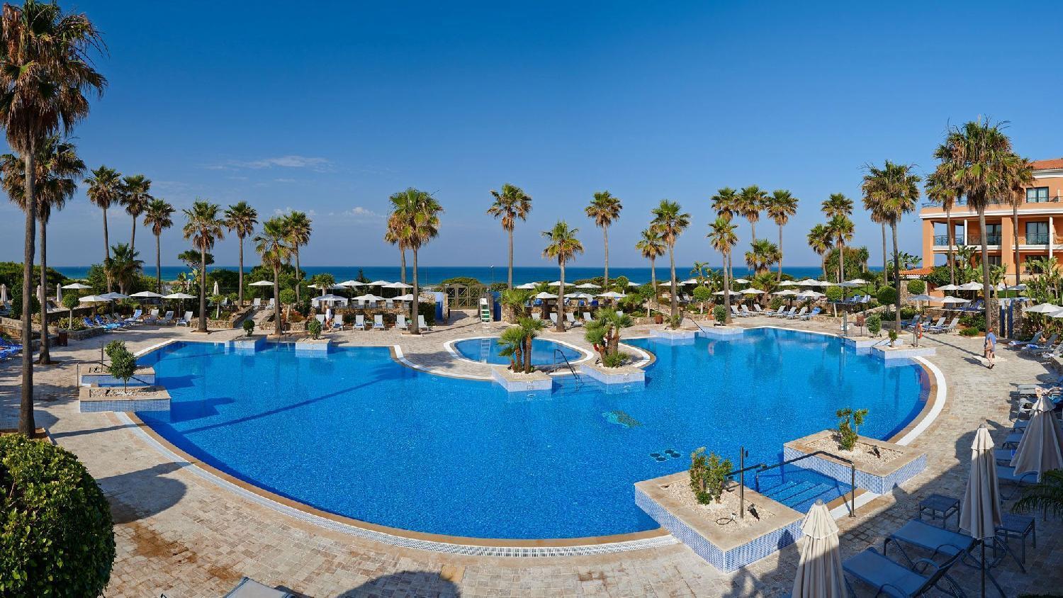 Hipotels Barrosa Palace & Spa Chiclana de la Frontera Exterior photo Pool at the Nissi Beach Hotel