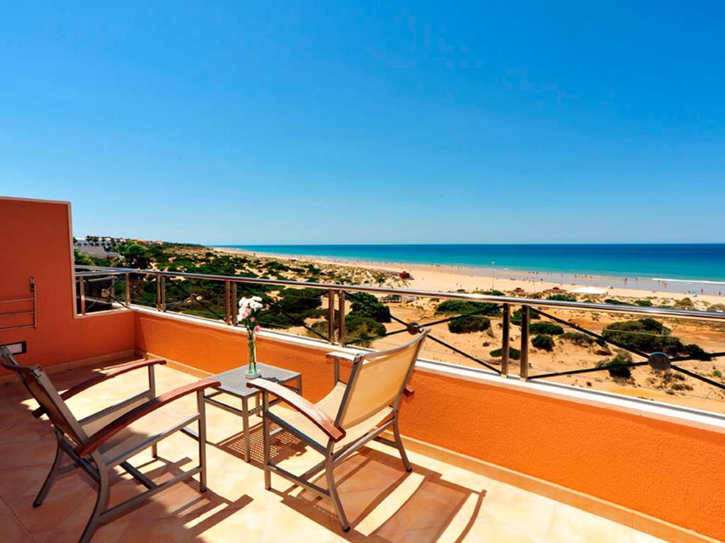 Hipotels Barrosa Palace & Spa Chiclana de la Frontera Exterior photo View of the beach from the hotel